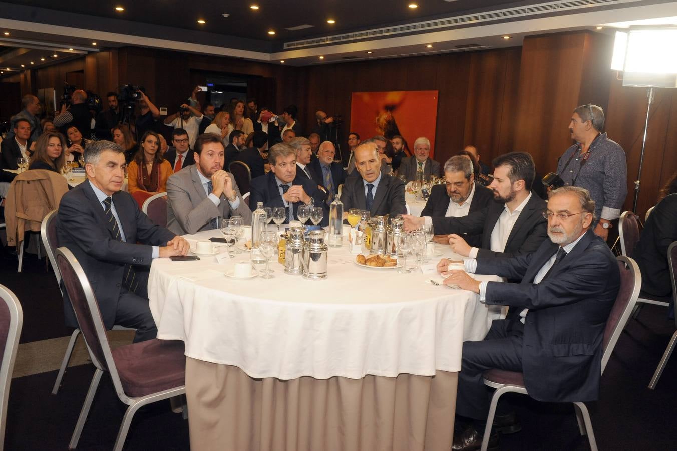 El secretario general del PSOE está convencido de que la cuestión catalana «solo se resuelve con diálogo político» aunque hay que antes hay que «reordenar una situación que está dislocada»