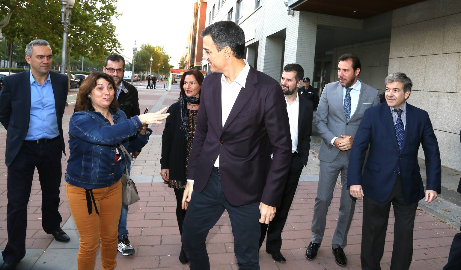 El secretario general del PSOE está convencido de que la cuestión catalana «solo se resuelve con diálogo político» aunque hay que antes hay que «reordenar una situación que está dislocada»