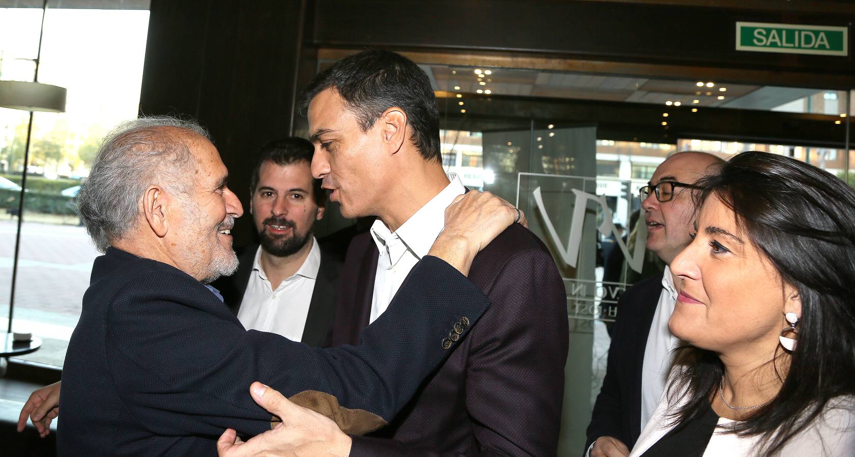 El secretario general del PSOE está convencido de que la cuestión catalana «solo se resuelve con diálogo político» aunque hay que antes hay que «reordenar una situación que está dislocada»