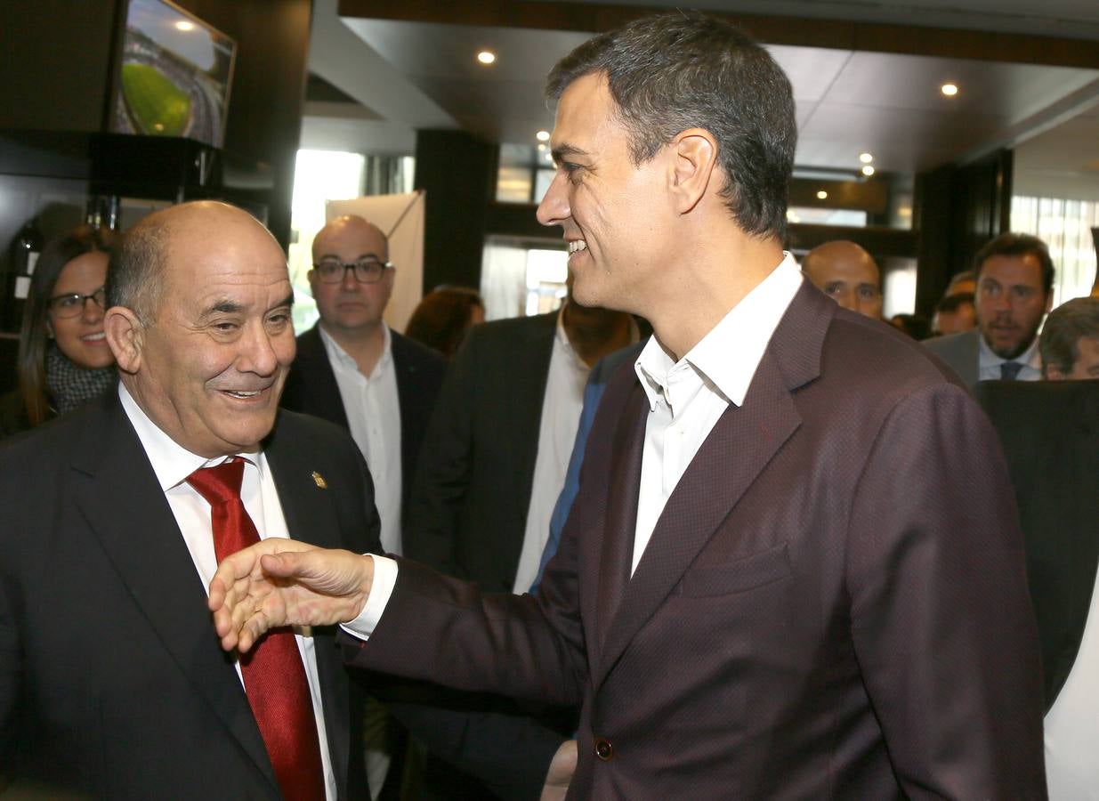 El secretario general del PSOE está convencido de que la cuestión catalana «solo se resuelve con diálogo político» aunque hay que antes hay que «reordenar una situación que está dislocada»