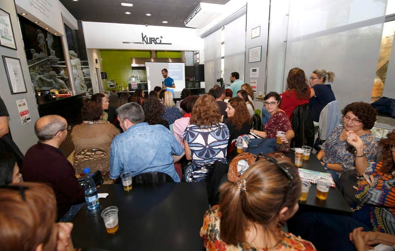 La Pizzería Kuro ha sido el escenario de esta iniciativa, con buena acogida por parte de los profesores palentinos