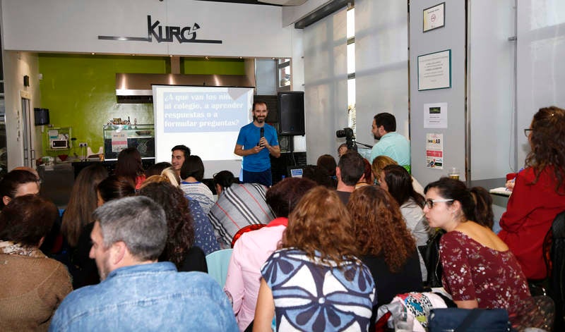 La Pizzería Kuro ha sido el escenario de esta iniciativa, con buena acogida por parte de los profesores palentinos
