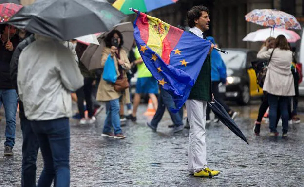 Álvaro de Marichalar protesta ante la sede de la Generalitat. 