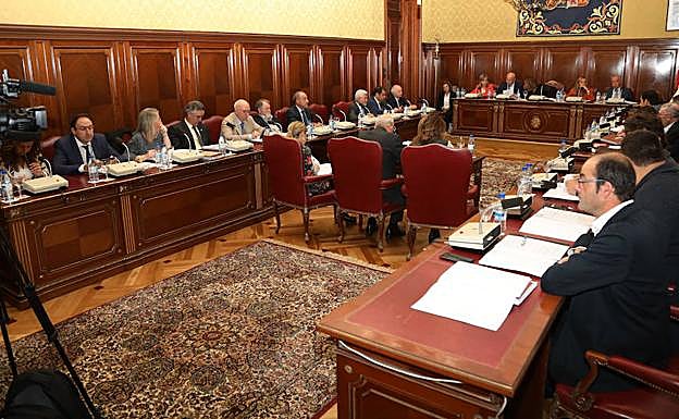 La corporación de la Diputación Provincial, en el Pleno de esta mañana. 