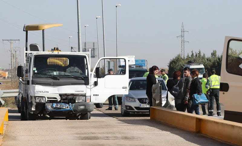En el siniestro se han visto implicados cuatro turismos y un camión articulado