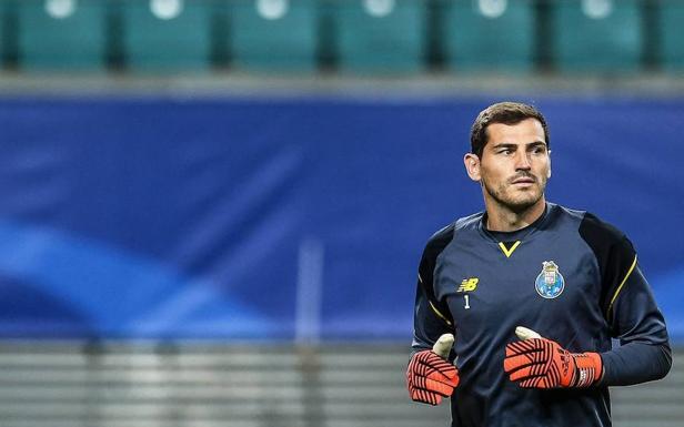 Iker Casillas, calienta durante un entrenamiento con el Oporto. 