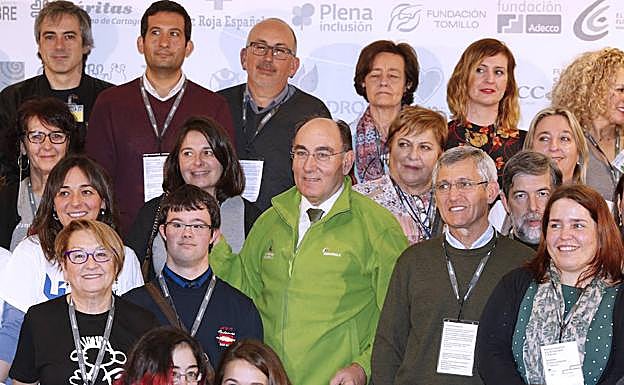 El presidente de Iberdrola, Ignacio Sánchez Galán, en el centro, con los premiados de la edición anterior.