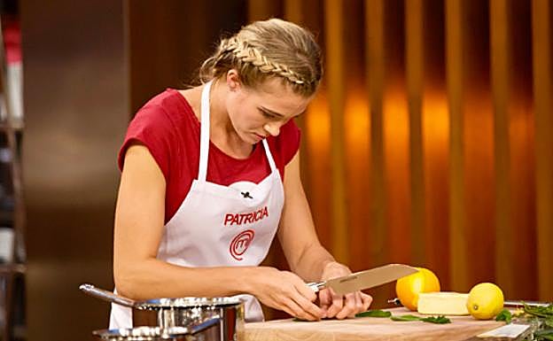 Patricia Montero en plena preparación de un plato en 'Masterchef celebrity'. 