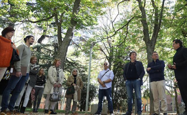 Juan Andrés Oria junto a los participantes en el Parque del Salón. 