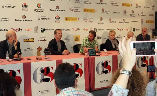 Javier Angulo, director del Festival, con los miembros del Jurado Internacional, , durante la lectura del palmarés.