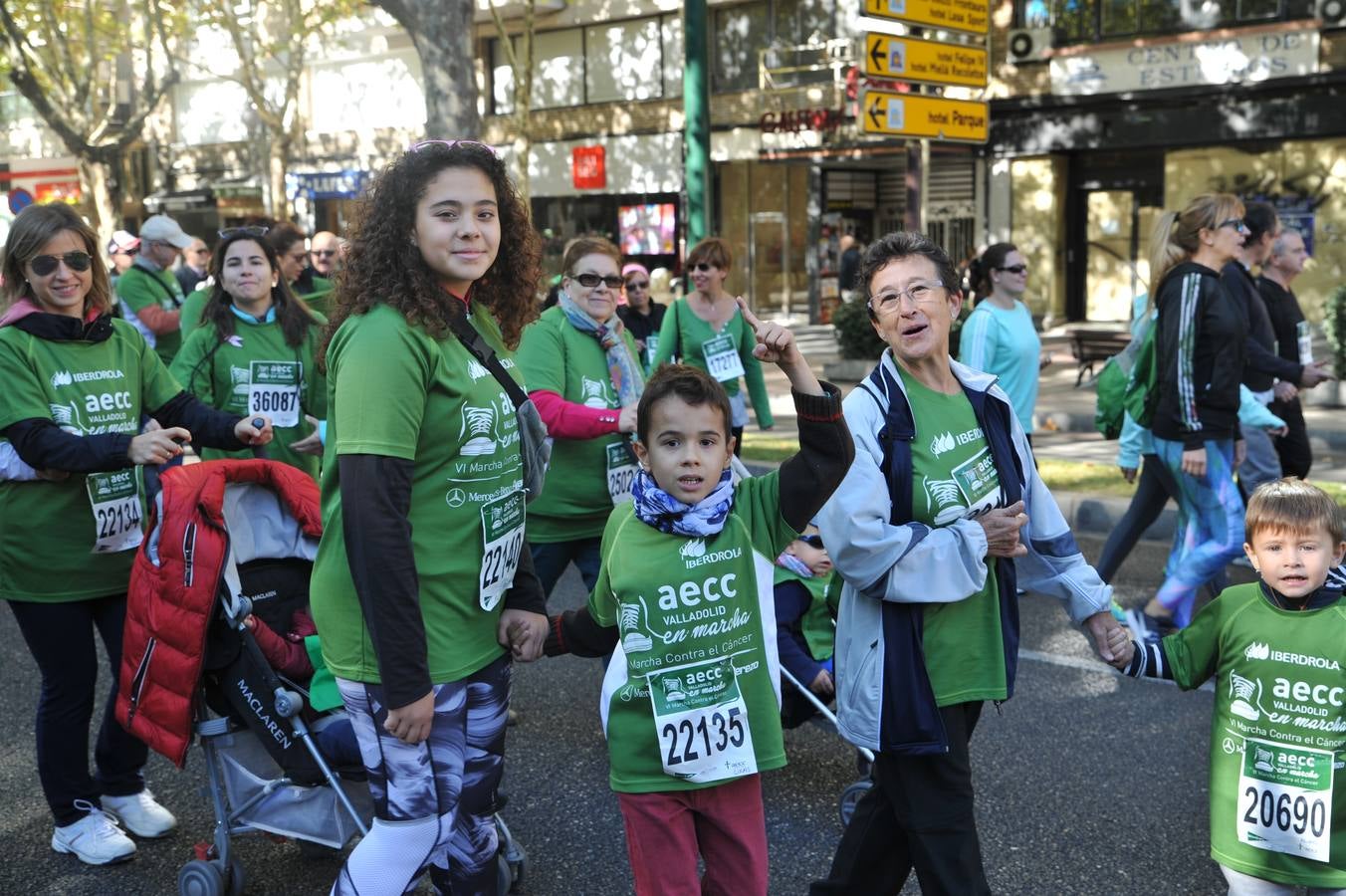 Miles de vallisoletanos se han vestido hoy de verde para salir a la calle en una marcha histórica