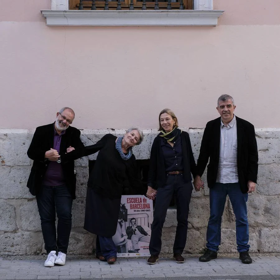 De izquierda a derecha, Mirito Torreiro, Serena Vergano, Daría Esteva, y Esteve Rimbau, en el lateral del Teatro Calderón.