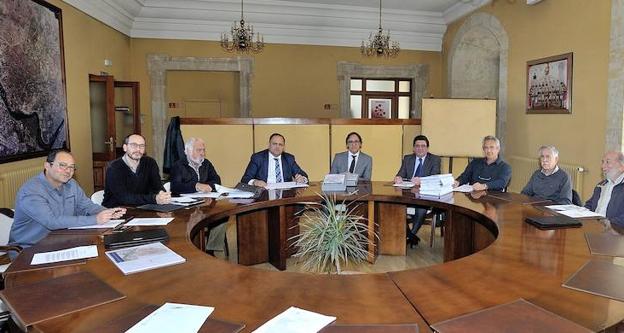 Los miembros de la comisión técnico-artística, durante su última reunión.