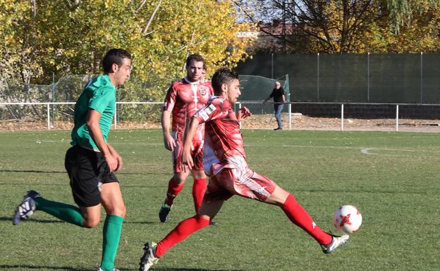 Un momento del partido entre el Villamuriel y el Deportivo Palencia. 