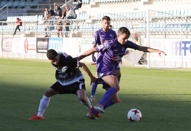 El equipo de la capital logra la victoria en un encuentro que estuvo marcado por las dos expulsiones del Becerril, que jugó con nueve jugadores durante 45 minutos