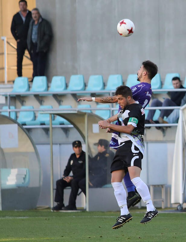 El equipo de la capital logra la victoria en un encuentro que estuvo marcado por las dos expulsiones del Becerril, que jugó con nueve jugadores durante 45 minutos