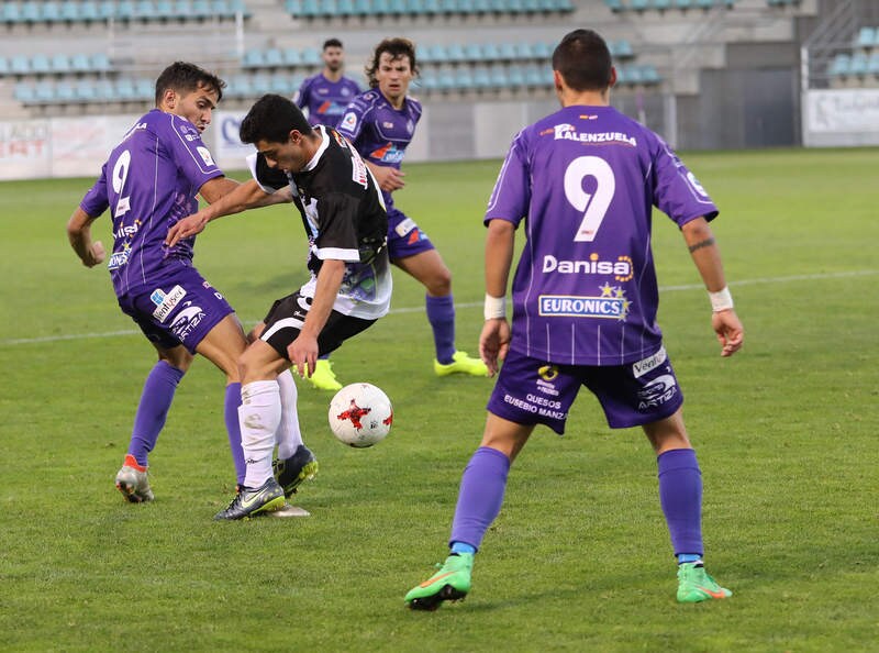 El equipo de la capital logra la victoria en un encuentro que estuvo marcado por las dos expulsiones del Becerril, que jugó con nueve jugadores durante 45 minutos