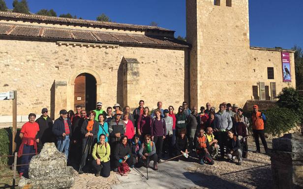 Los caminantes posan frente a la iglesia de San Miguel, sede de la Casa del Águila. El Norte