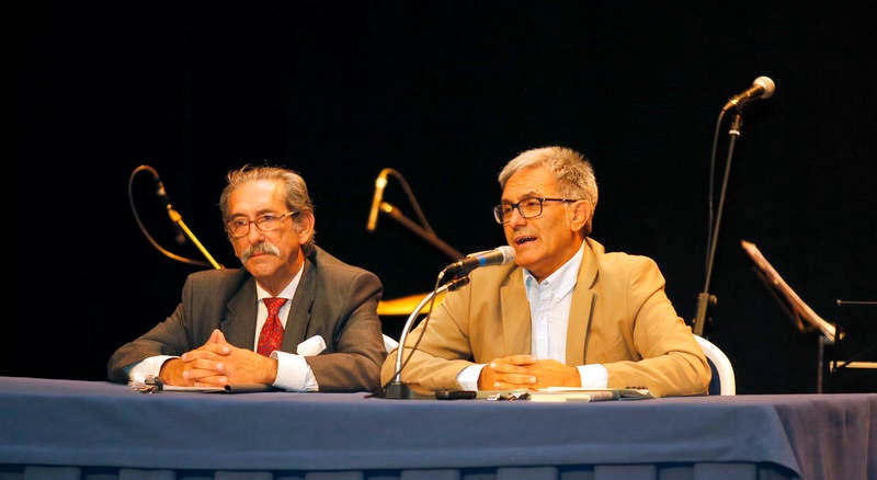 El acto se celebró en el teatro Principal con una conferencia del catedrático José María Espinar y la actuación musical de Agua Project