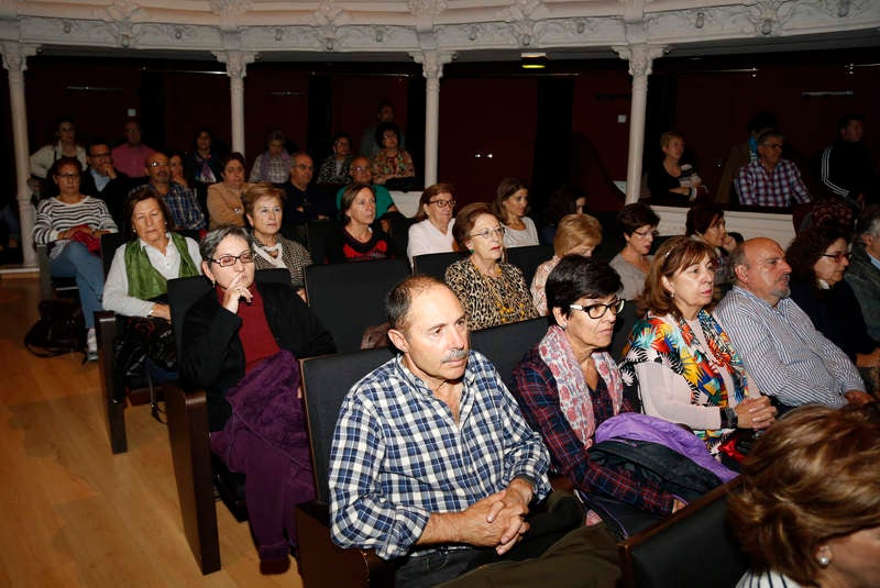 El acto se celebró en el teatro Principal con una conferencia del catedrático José María Espinar y la actuación musical de Agua Project