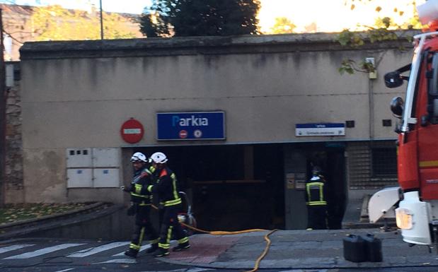 Los bomberos de Salamanca salen del aparcamiento en el que se produjo el fuego.