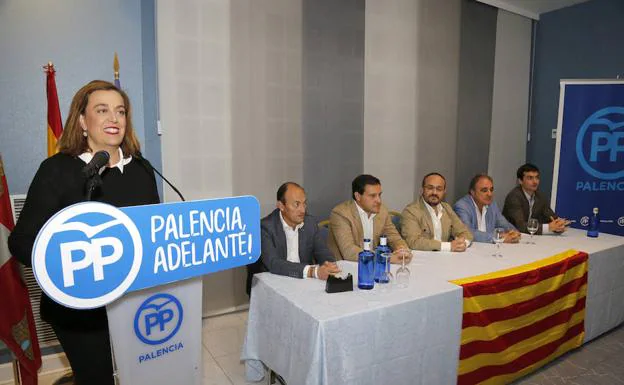 Fernández, en el centro de la mesa, escucha a Ángeles Armisén, presidenta del PP de Palencia. 