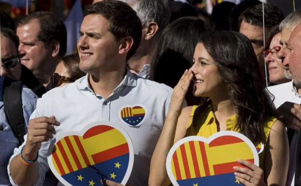 Rivera acusa a Puigdemont de «huir por la puerta de atrás engañando a los catalanes»