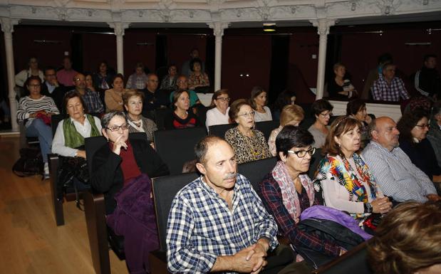 El público sigue la apertura del curso de la UPP en el teatro Principal. 