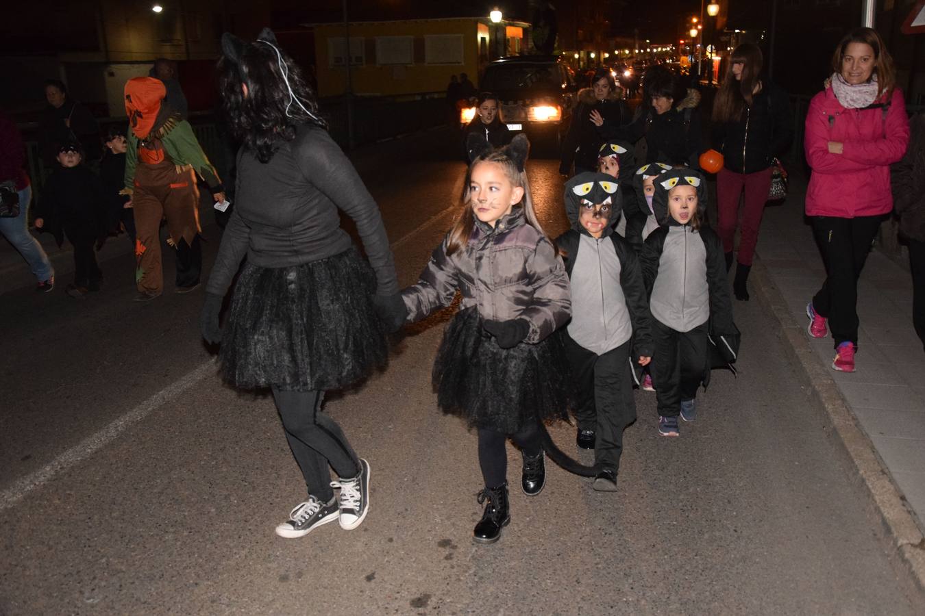 Esqueletos, calabazas, arañas y diablos gigantes se unen a brujas y demonios en el desfile de la Agrupación Musical de Guardo en la noche de Halloween