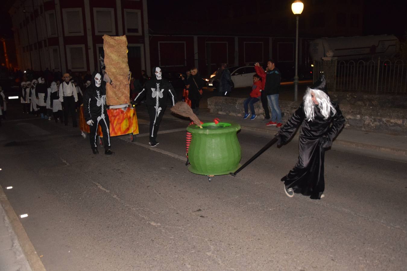 Esqueletos, calabazas, arañas y diablos gigantes se unen a brujas y demonios en el desfile de la Agrupación Musical de Guardo en la noche de Halloween