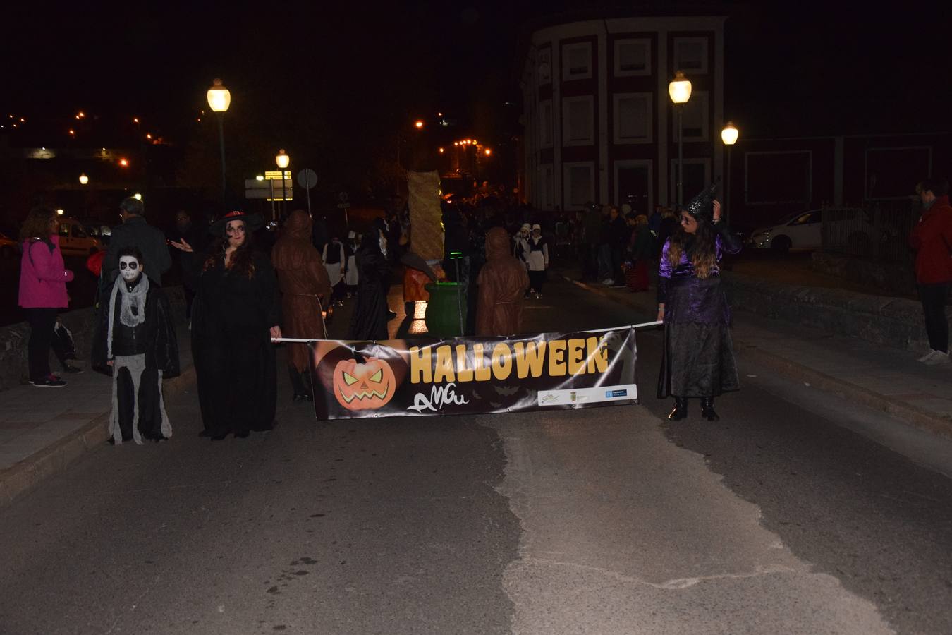 Esqueletos, calabazas, arañas y diablos gigantes se unen a brujas y demonios en el desfile de la Agrupación Musical de Guardo en la noche de Halloween