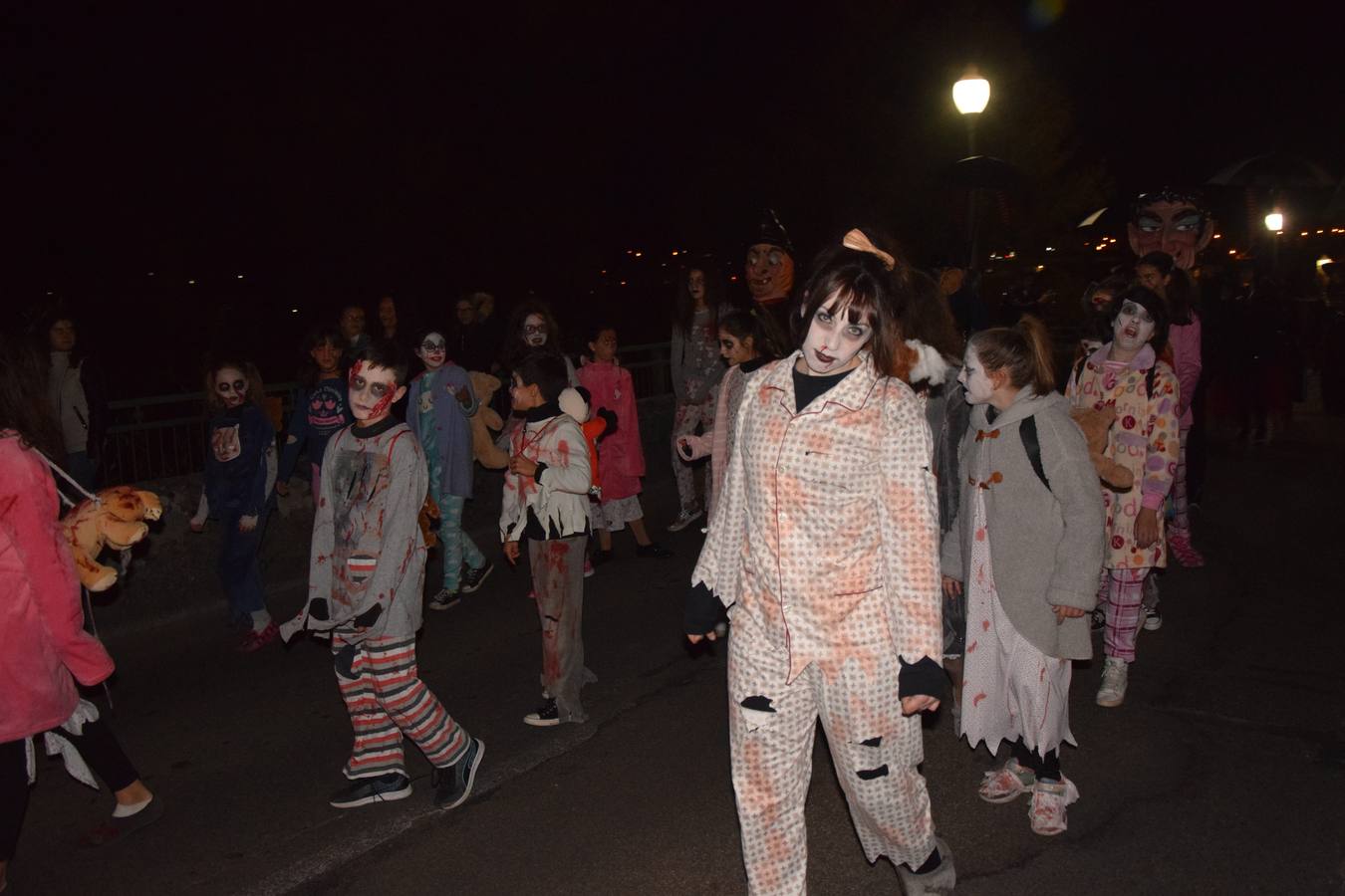 Esqueletos, calabazas, arañas y diablos gigantes se unen a brujas y demonios en el desfile de la Agrupación Musical de Guardo en la noche de Halloween