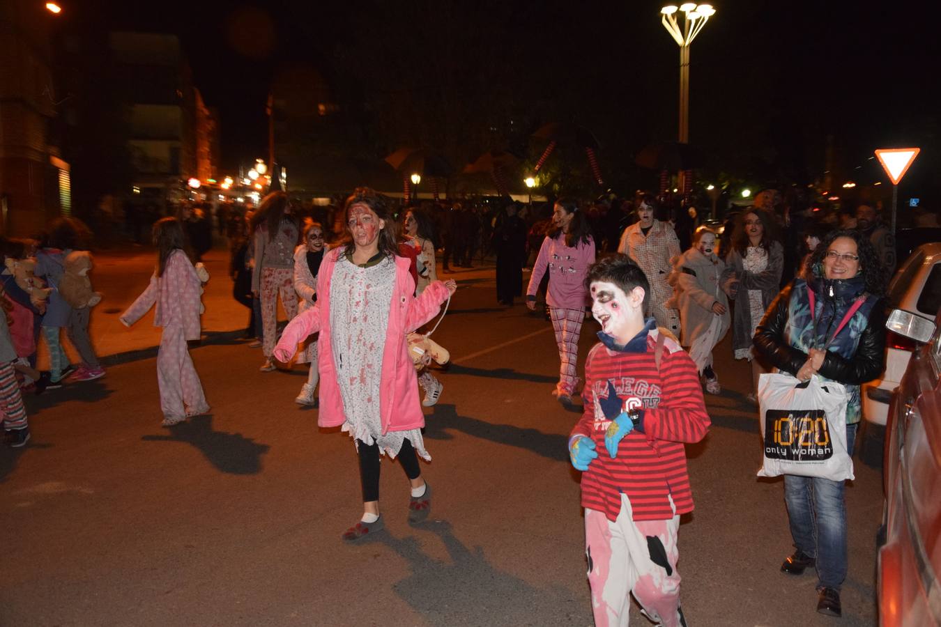 Esqueletos, calabazas, arañas y diablos gigantes se unen a brujas y demonios en el desfile de la Agrupación Musical de Guardo en la noche de Halloween