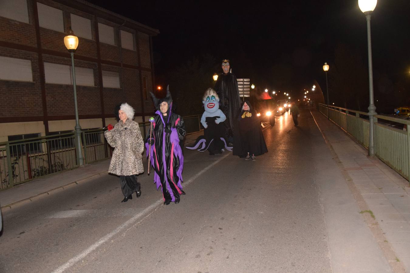 Esqueletos, calabazas, arañas y diablos gigantes se unen a brujas y demonios en el desfile de la Agrupación Musical de Guardo en la noche de Halloween