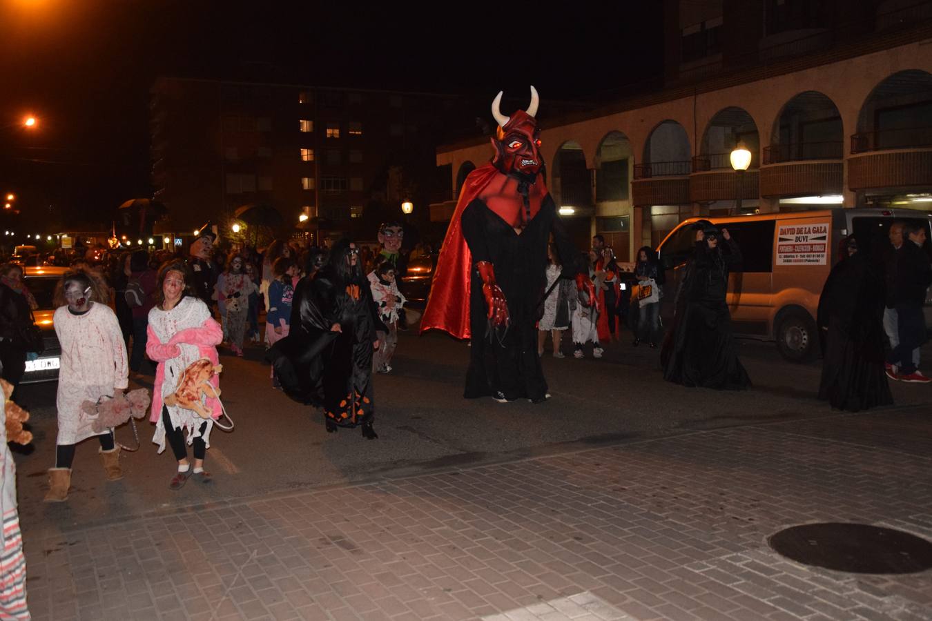 Esqueletos, calabazas, arañas y diablos gigantes se unen a brujas y demonios en el desfile de la Agrupación Musical de Guardo en la noche de Halloween
