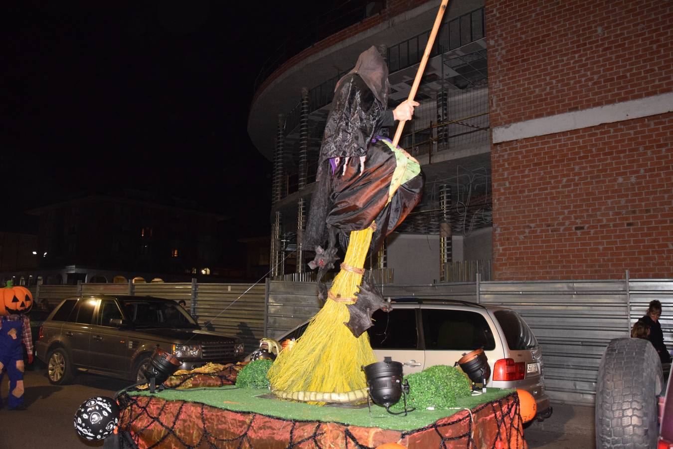 Esqueletos, calabazas, arañas y diablos gigantes se unen a brujas y demonios en el desfile de la Agrupación Musical de Guardo en la noche de Halloween