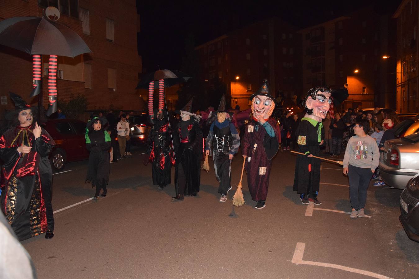 Esqueletos, calabazas, arañas y diablos gigantes se unen a brujas y demonios en el desfile de la Agrupación Musical de Guardo en la noche de Halloween