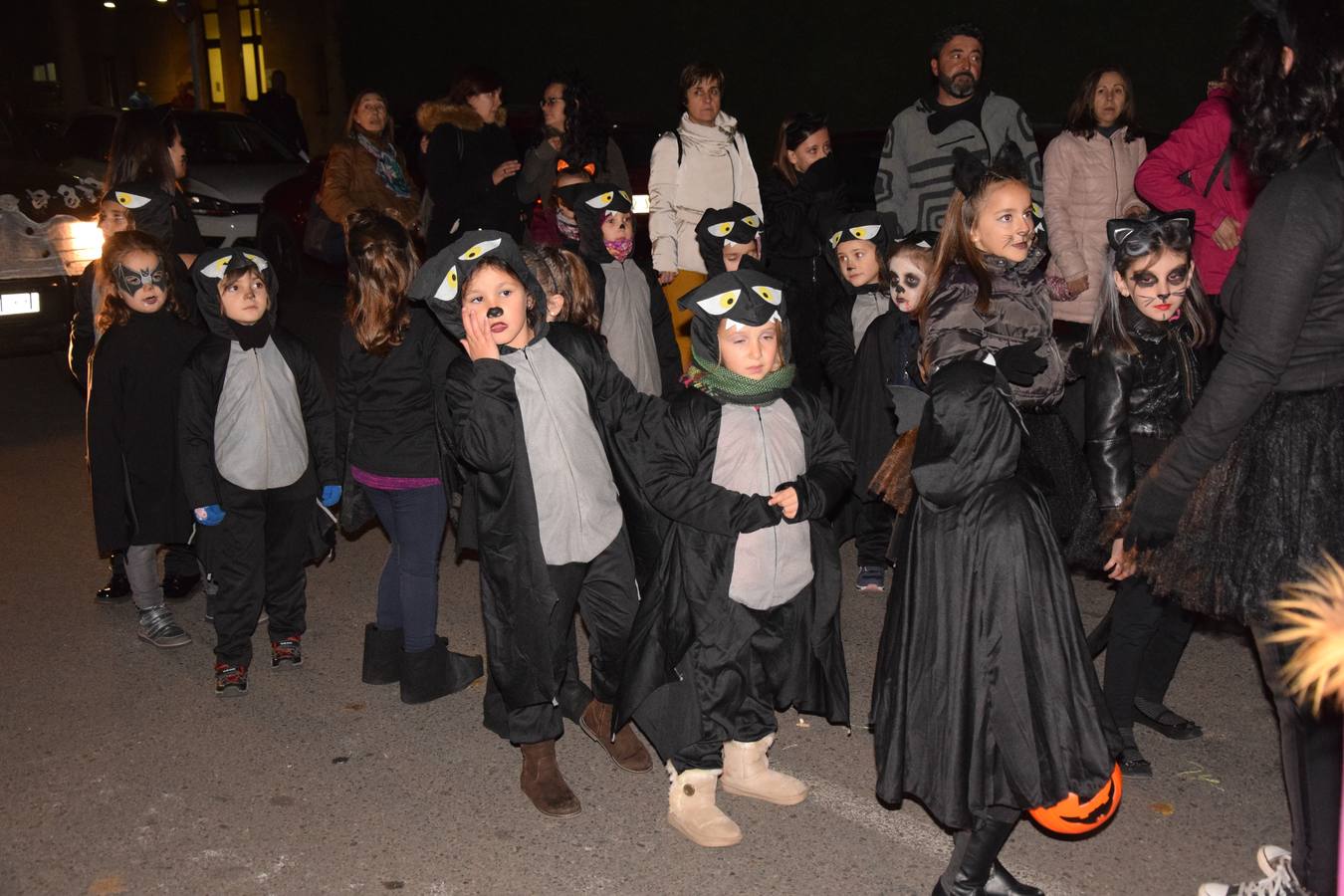 Esqueletos, calabazas, arañas y diablos gigantes se unen a brujas y demonios en el desfile de la Agrupación Musical de Guardo en la noche de Halloween