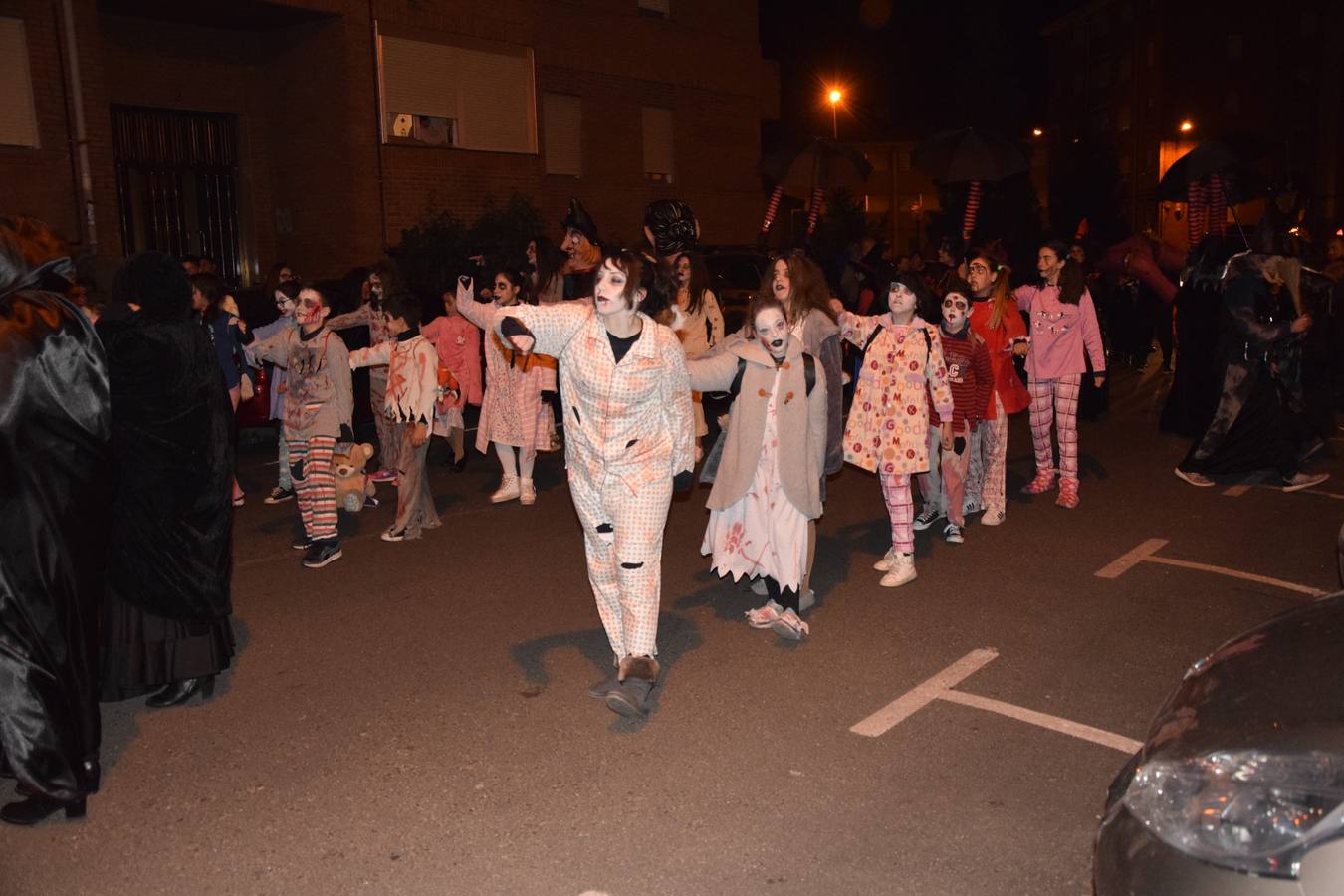 Esqueletos, calabazas, arañas y diablos gigantes se unen a brujas y demonios en el desfile de la Agrupación Musical de Guardo en la noche de Halloween