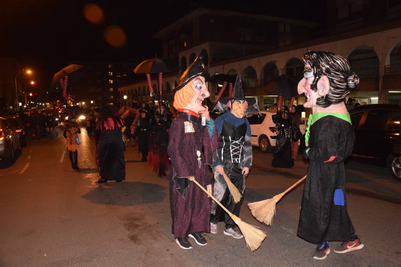 Esqueletos, calabazas, arañas y diablos gigantes se unen a brujas y demonios en el desfile de la Agrupación Musical de Guardo en la noche de Halloween