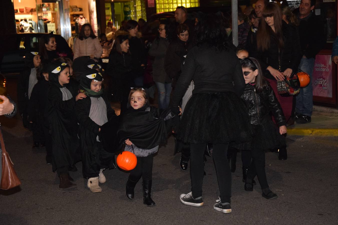 Esqueletos, calabazas, arañas y diablos gigantes se unen a brujas y demonios en el desfile de la Agrupación Musical de Guardo en la noche de Halloween