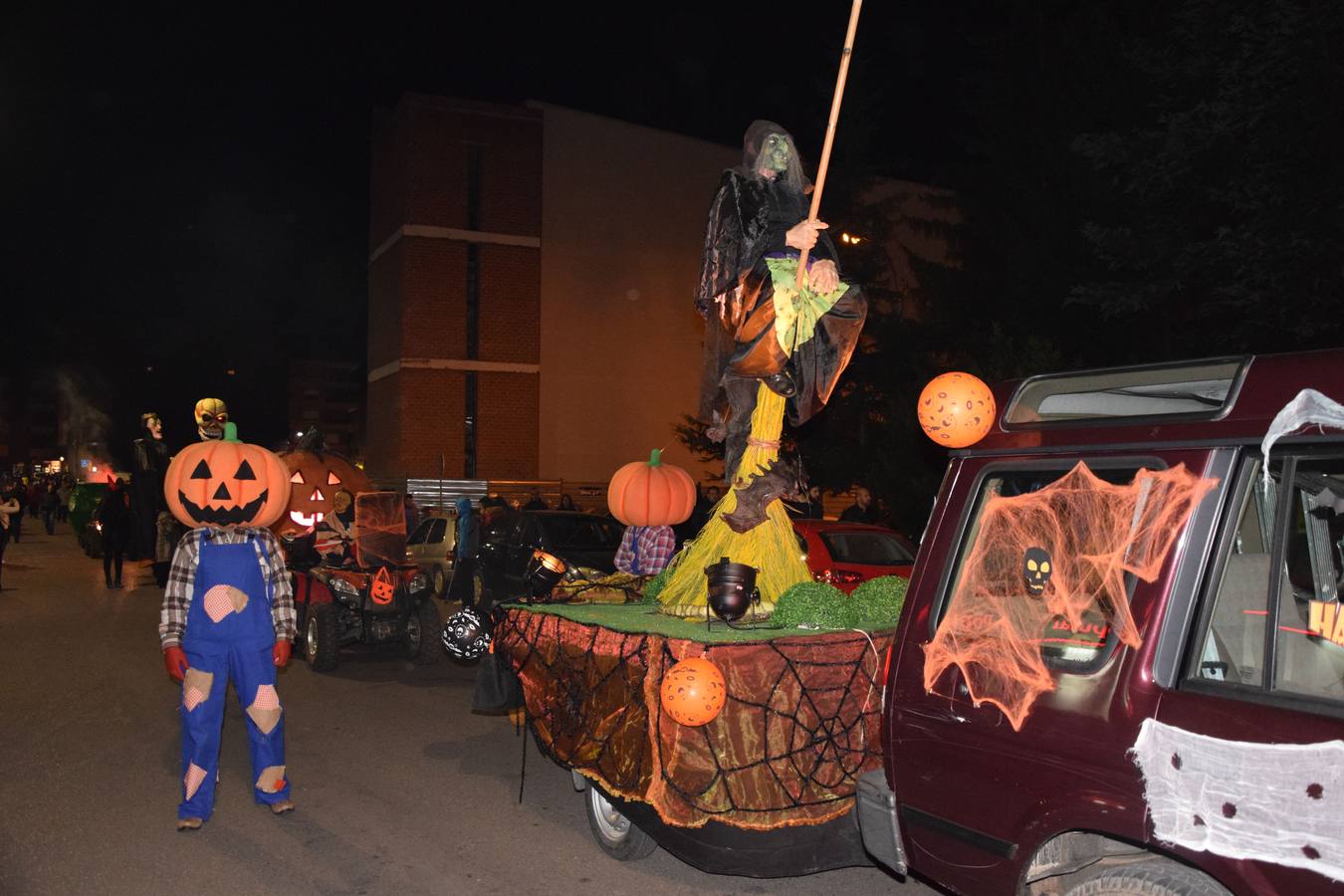 Esqueletos, calabazas, arañas y diablos gigantes se unen a brujas y demonios en el desfile de la Agrupación Musical de Guardo en la noche de Halloween