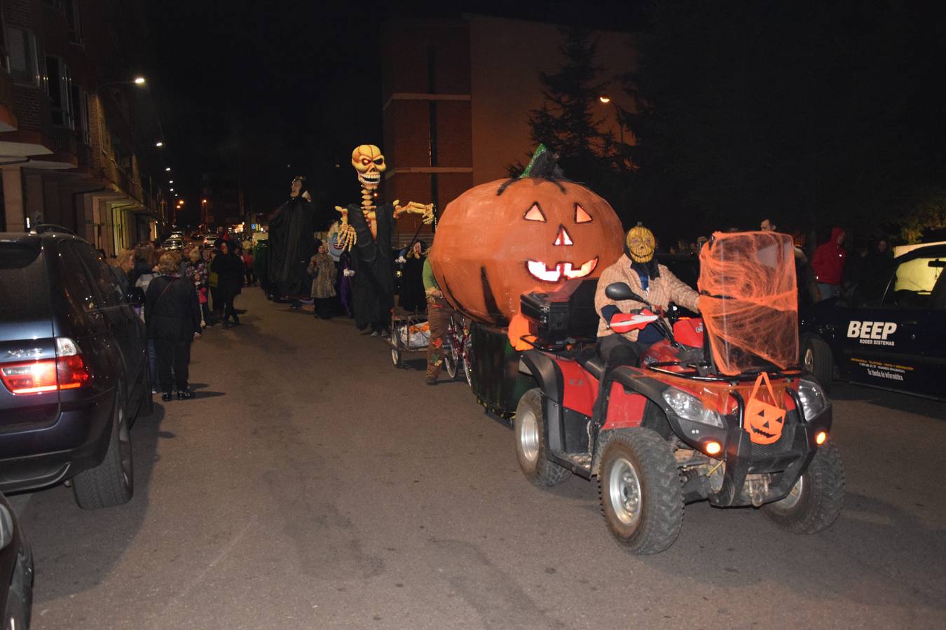 Esqueletos, calabazas, arañas y diablos gigantes se unen a brujas y demonios en el desfile de la Agrupación Musical de Guardo en la noche de Halloween