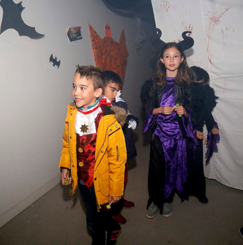 Fiesta de disfraces, en el túnel del terror organizado en la asociación de vecinos Nueva Balastera.