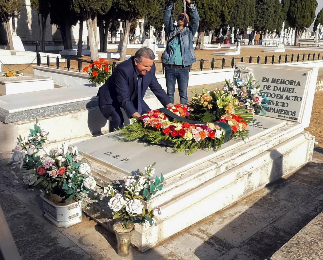 La corporación municipal, con el alcalde a la cabeza, y acompañada del cardenal arzobispo de Valladolid, Ricardo Blázquez, ha visitado hoy los cementerios municipales para rendir a homenaje a los vallisoletanos que ya no están