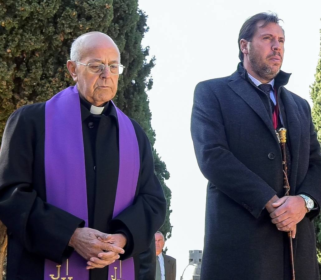 La corporación municipal, con el alcalde a la cabeza, y acompañada del cardenal arzobispo de Valladolid, Ricardo Blázquez, ha visitado hoy los cementerios municipales para rendir a homenaje a los vallisoletanos que ya no están