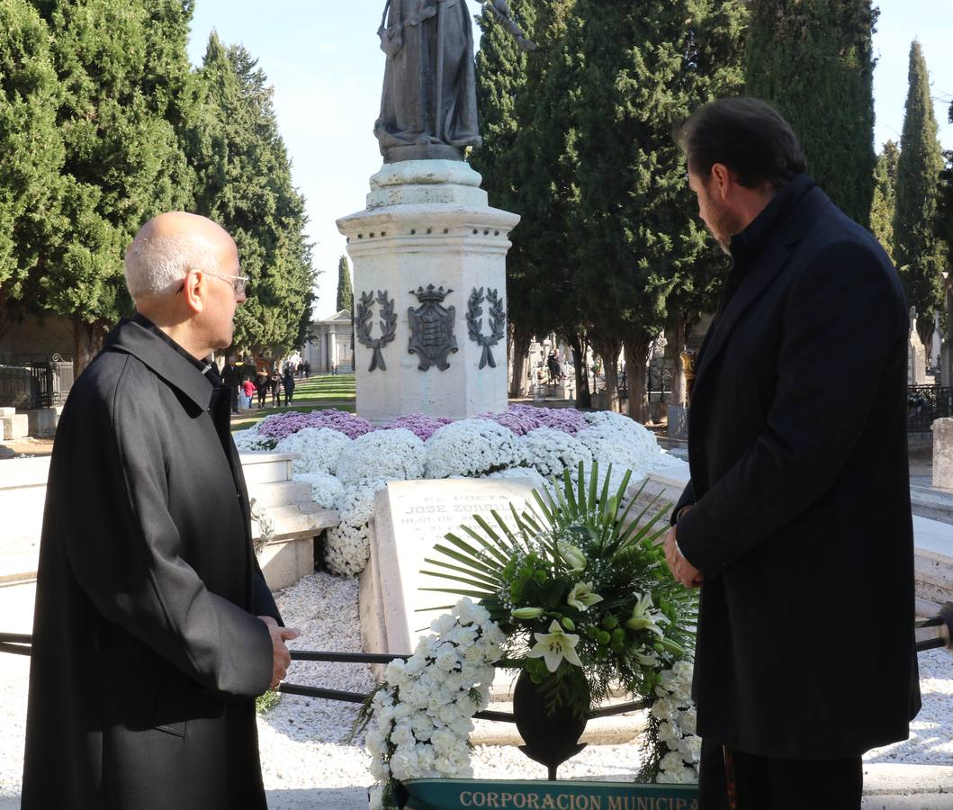 La corporación municipal, con el alcalde a la cabeza, y acompañada del cardenal arzobispo de Valladolid, Ricardo Blázquez, ha visitado hoy los cementerios municipales para rendir a homenaje a los vallisoletanos que ya no están