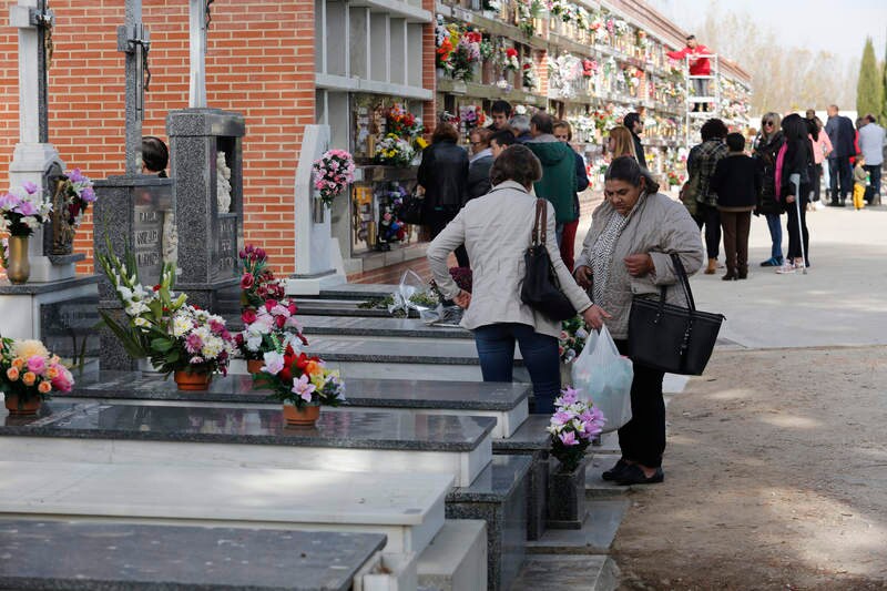 Cientos de palentinos se han acercado hasta el cementerio municipal Nuestra Señora de los Ángeles