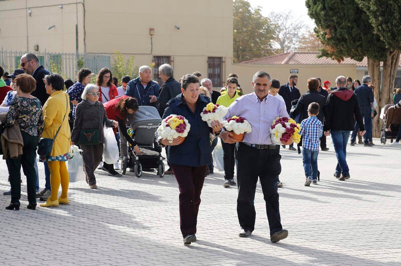 Cientos de palentinos se han acercado hasta el cementerio municipal Nuestra Señora de los Ángeles