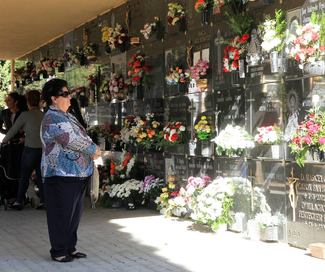 Los segovianos de residencia o de origen han cumplido con la tradición de limpiar y adornar las tumbas de sus difuntos